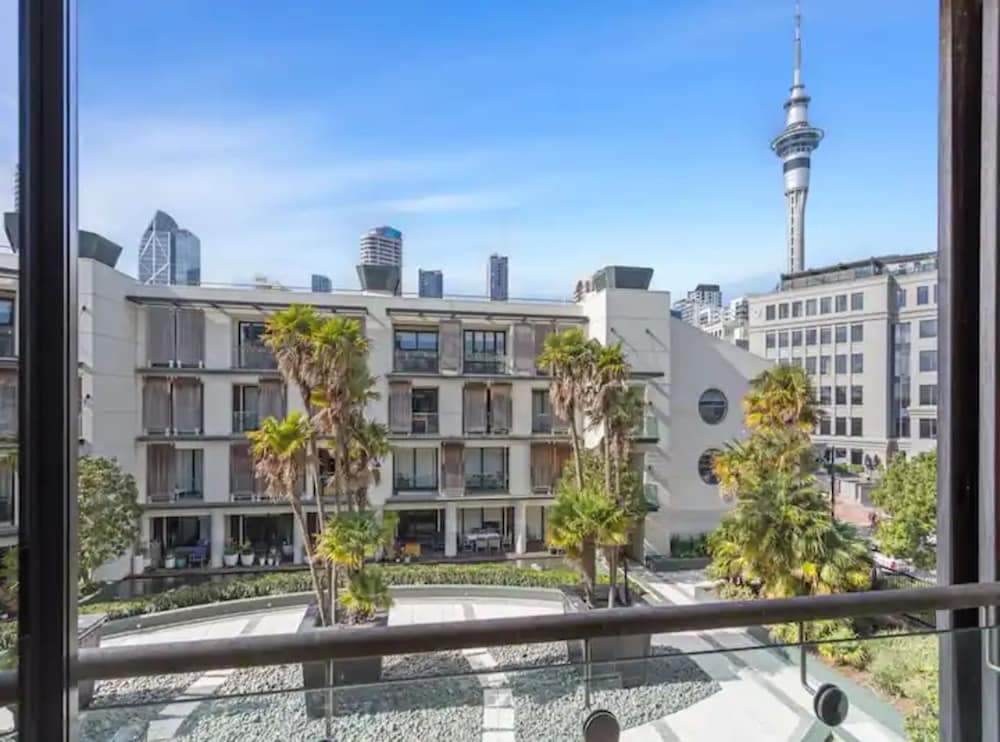 One-bedroom loft in Viaduct by Zodiak Stays