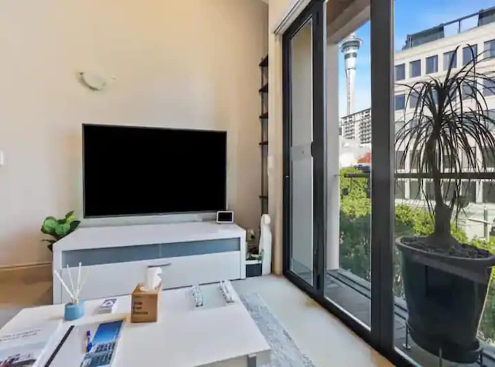 Viaduct Duplex - Free Parking, Best Location!