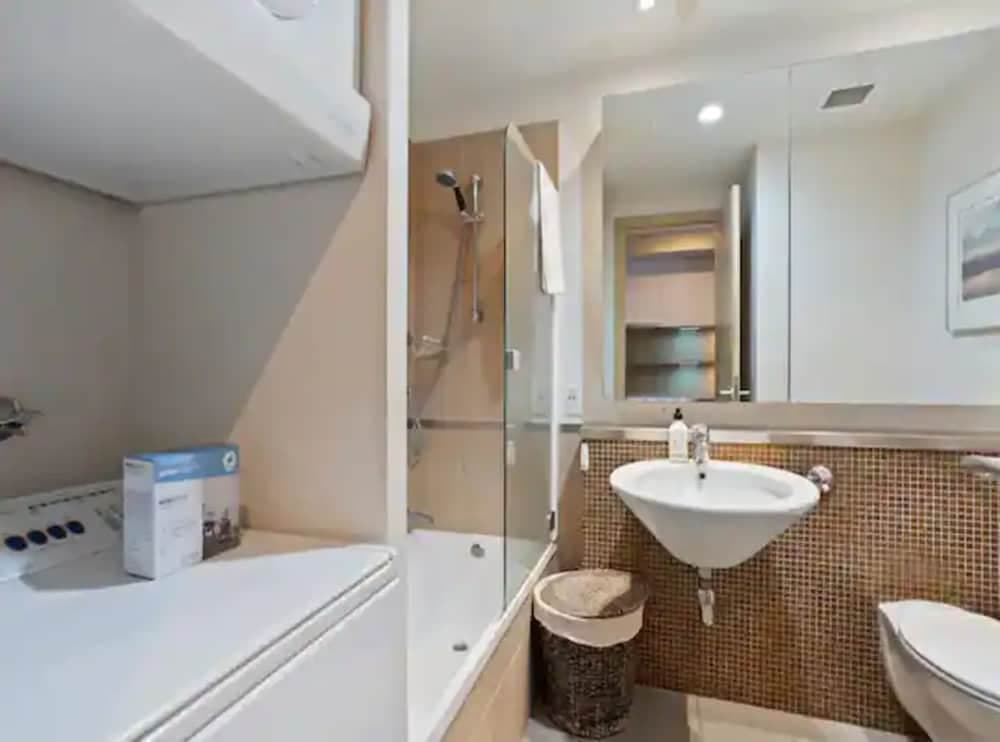 Viaduct Duplex - Free Parking, Best Location!