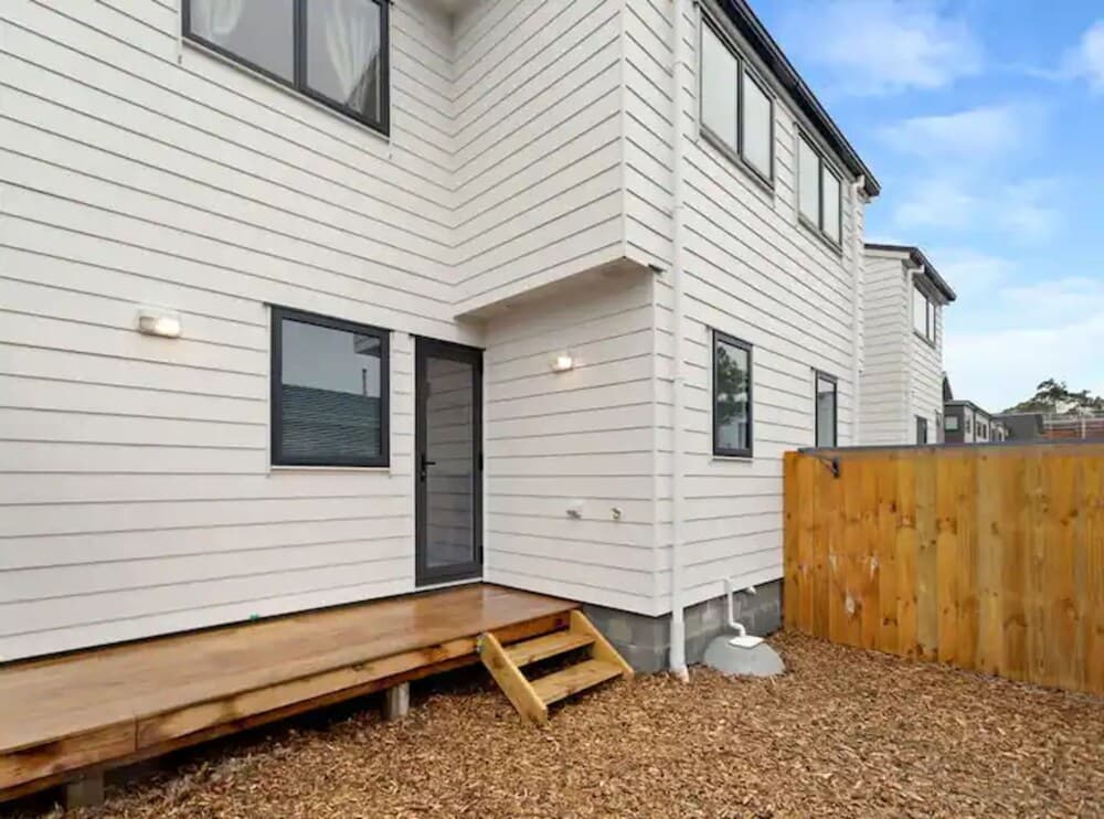 Cheerful Three Bedroom Townhouse With Parking