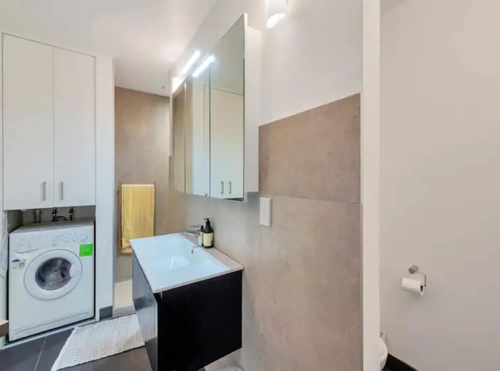 Charming Spacious Two Bedroom In Central Cbd