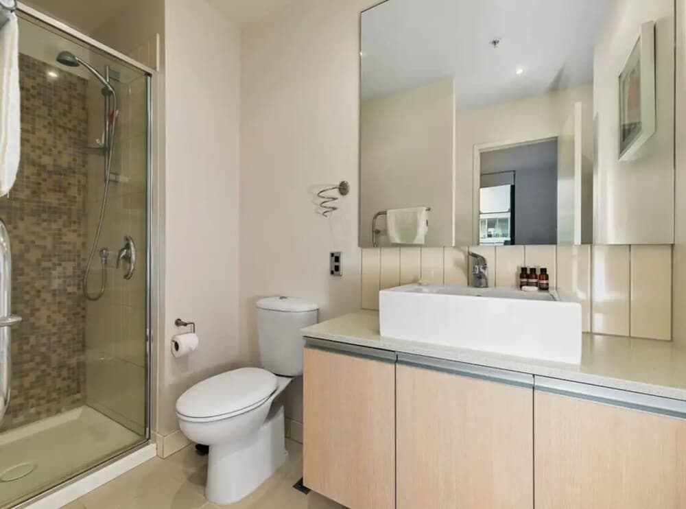 Beautiful 2BR - Pool, Gym & Parking Zodiak Stays