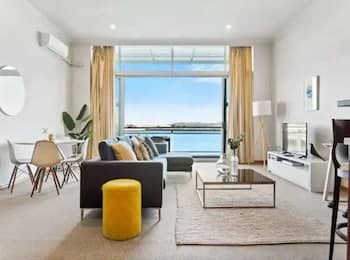Relaxing Sea Wharf View Apartment