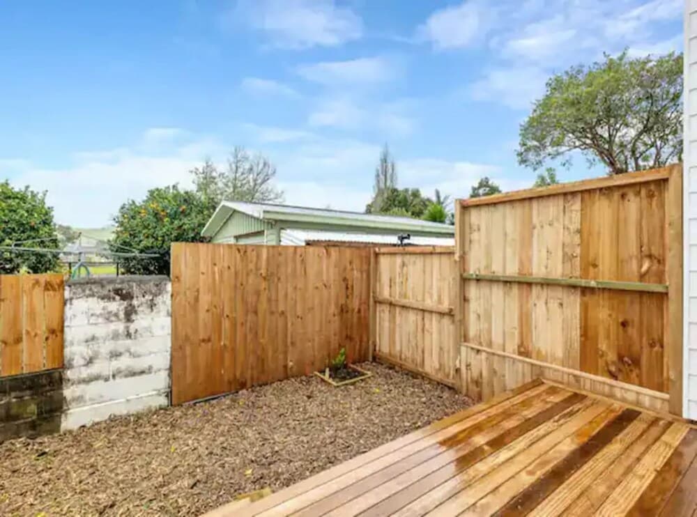 Stunning Three Bedroom Townhouse With Free Parking