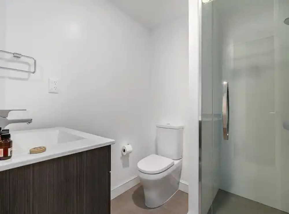 Beautifully Modern Brand New Central Apartment