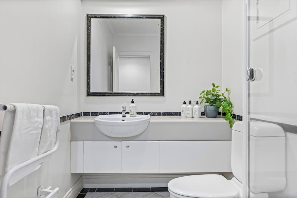 Chic Central Apt with Gym and Pool by Zodiak Stays