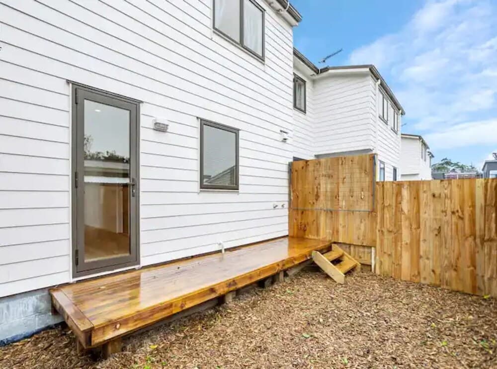 Gorgeous Three Bedroom Home With Free Parking