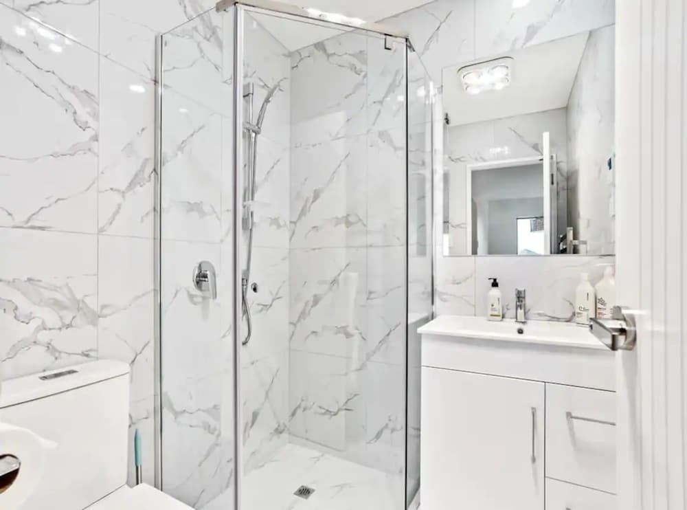 Gorgeous Three Bedroom Home With Free Parking