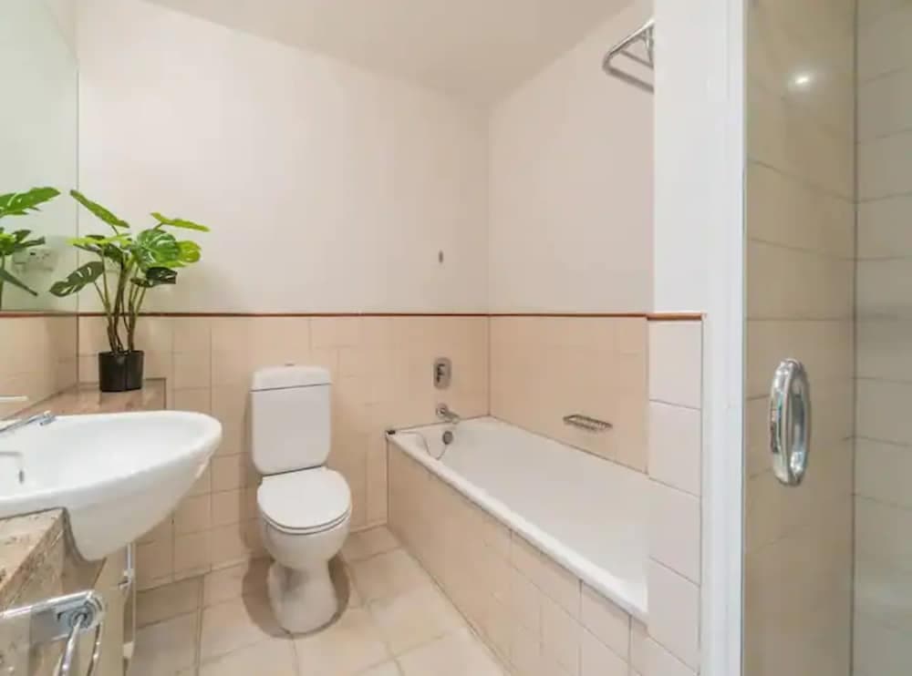 Spacious 1BR Apt Parking+Gym+Pool Zodiak Stays