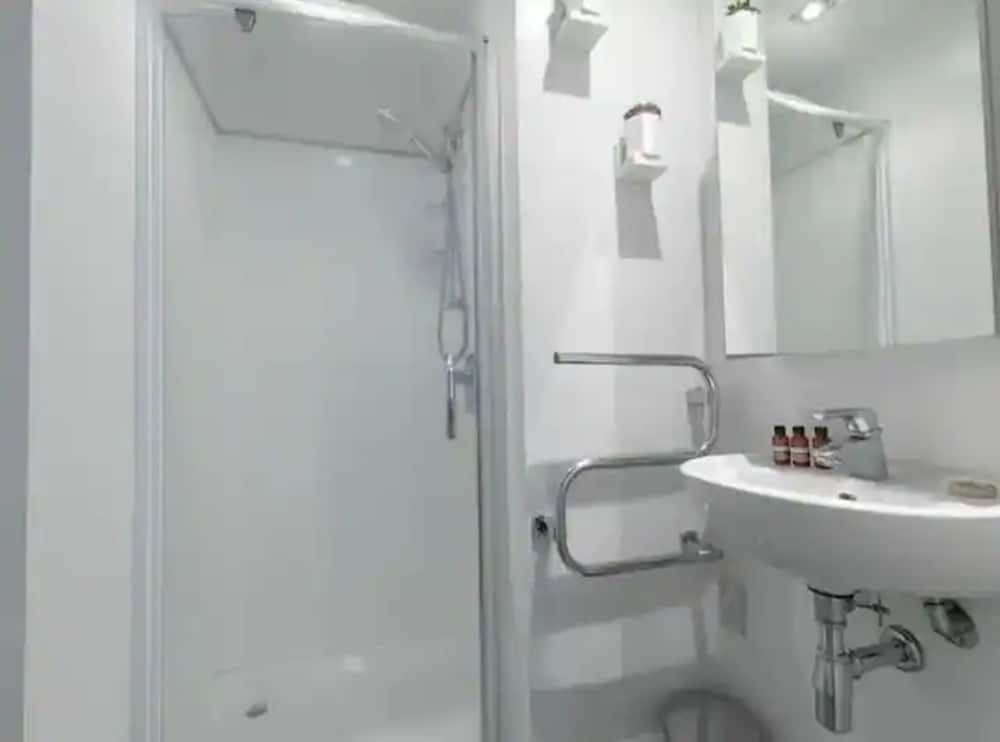 Relaxing Apartment W/ Balcony, Gym And Parking!