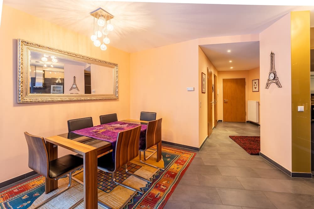 Spacious 2BR Apt w Terrace Pkg Near DT