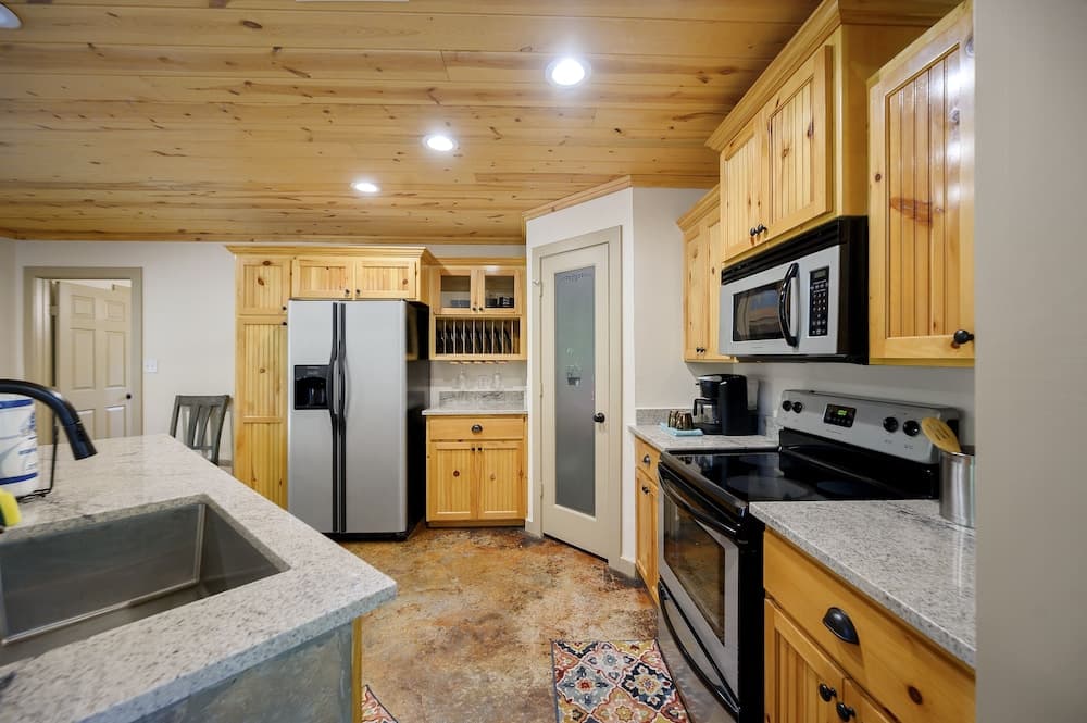 Coper Fox Perfect Haven Includes Wifi, Hot Tub, And Bbq In The Back Yard 2 Bedroom Cabin by Redawning