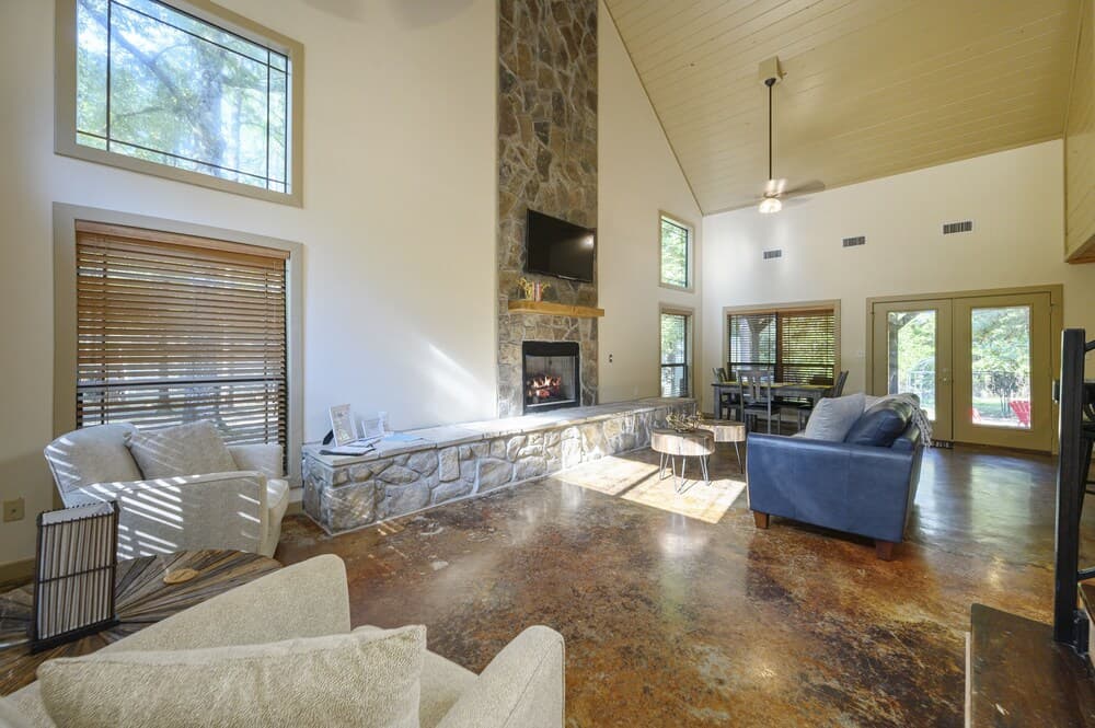 Coper Fox Perfect Haven Includes Wifi, Hot Tub, And Bbq In The Back Yard 2 Bedroom Cabin by Redawning