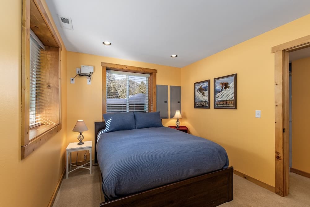 Peterson Acres 3 Bedroom Home by NW Comfy Cabins by RedAwning