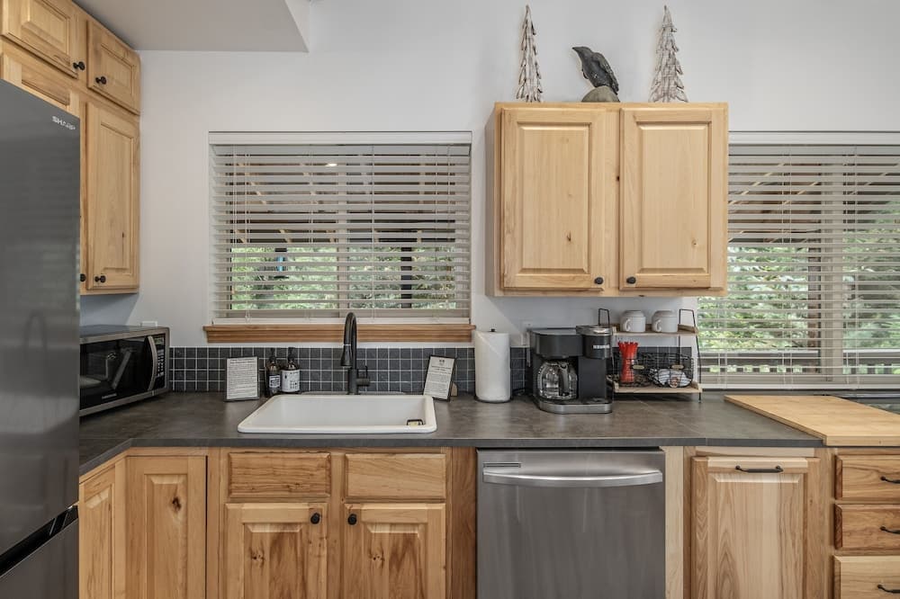 Raven Haven Lodge 2 Bedroom Home by RedAwning