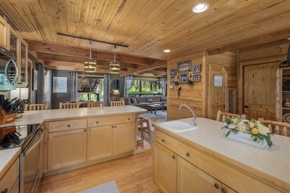 Thyme Out 2 Bedroom Home by NW Comfy Cabins by RedAwning