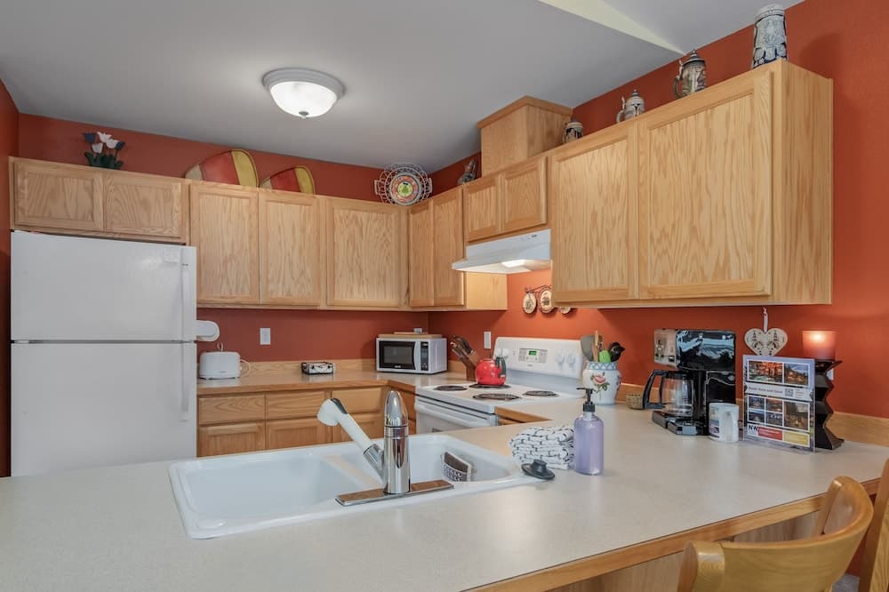 Suite Serenity 3 Bedroom Condo by NW Comfy Cabins by RedAwning