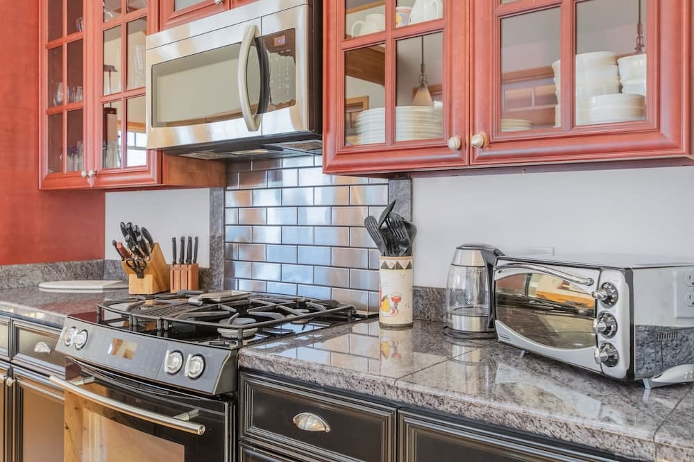 Lazy Bear Lodge 3 Bedroom Home by NW Comfy Cabins by RedAwning