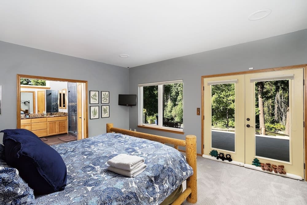 Riffle River Lodge 3 Bedroom Home by NW Comfy Cabins by RedAwning