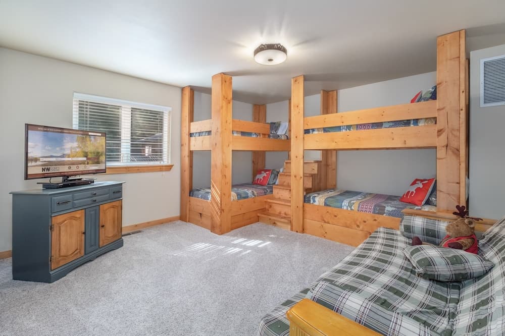 Getaway Moose 3 Bedroom Home by NW Comfy Cabins by RedAwning