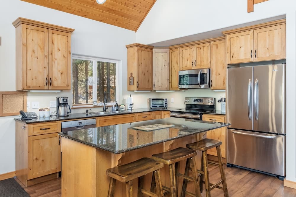 Getaway Moose 3 Bedroom Home by NW Comfy Cabins by RedAwning