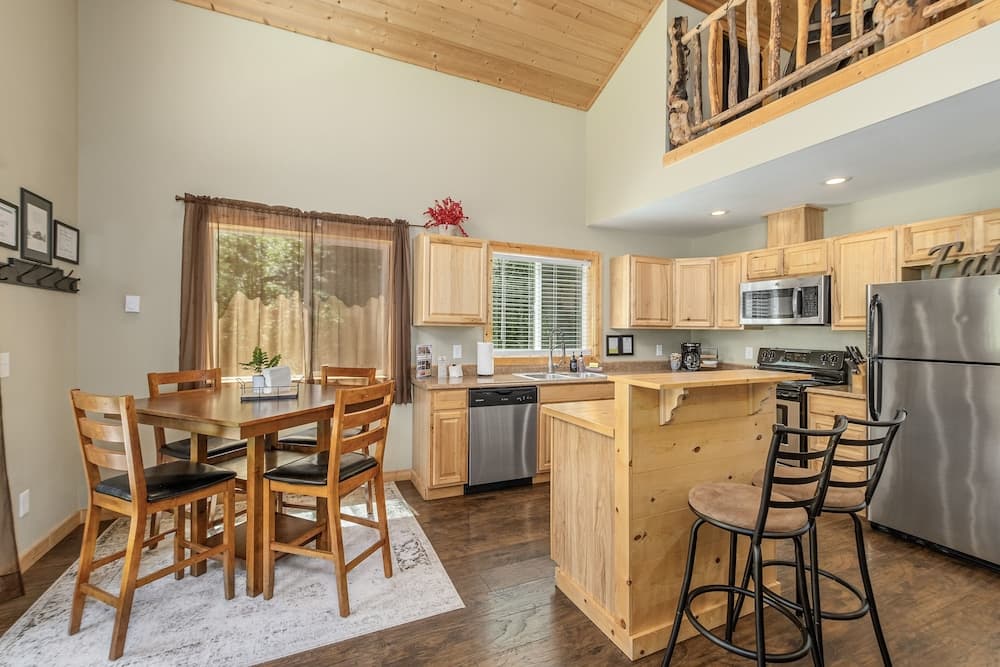 Nature Acres 1 Bedroom Home by NW Comfy Cabins