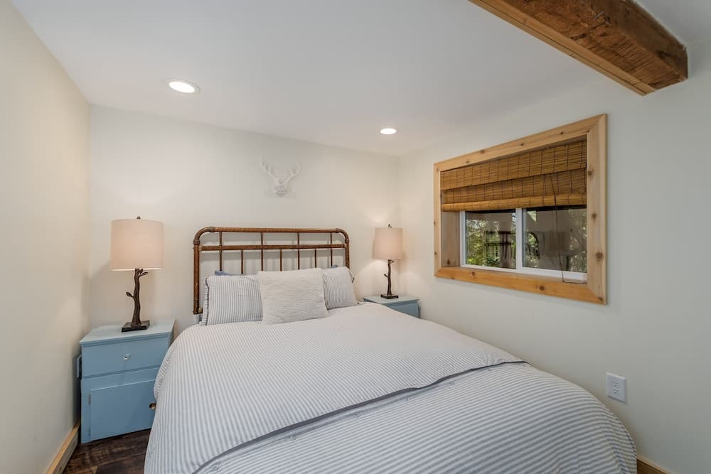 Guten Cabin 3 Bedroom Home by NW Comfy Cabins by RedAwning