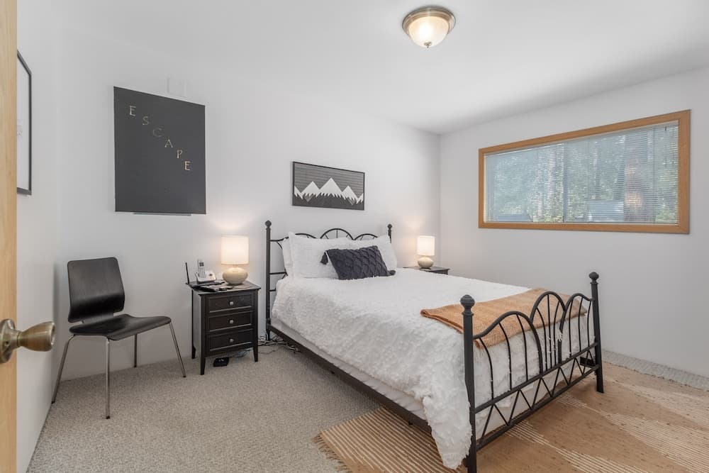 Rhodie House 3 Bedroom Home by NW Comfy Cabins by RedAwning