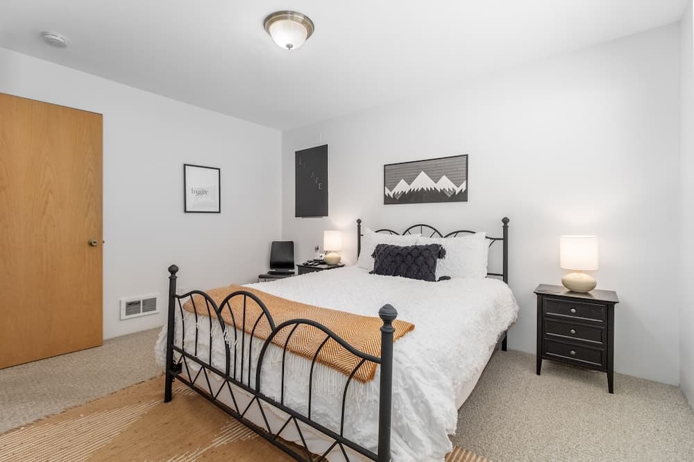 Rhodie House 3 Bedroom Home by NW Comfy Cabins by RedAwning