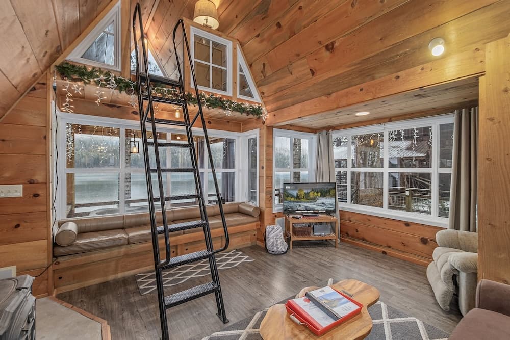 Doc Roy's Legacy On Fish Lake Home by NW Comfy Cabins by RedAwning