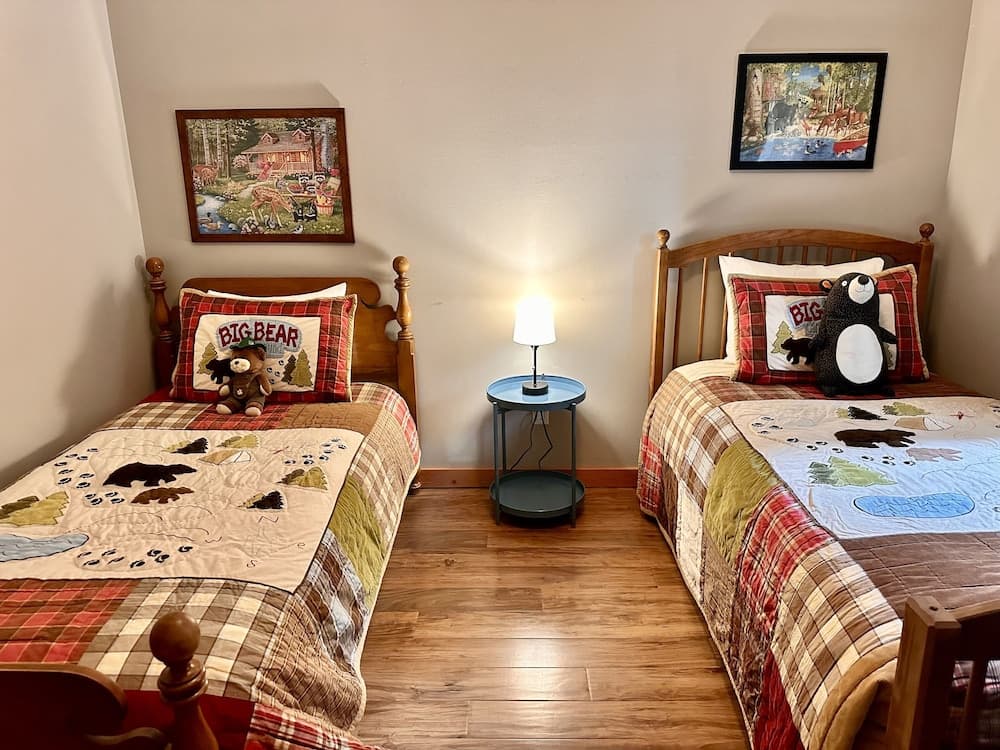 Bearfoot Chalet 3 Bedroom Home by NW Comfy Cabins