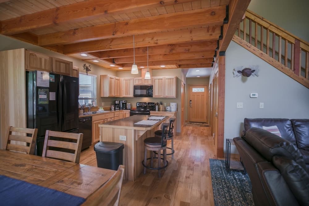 Paws In The Mountains 2 Bedroom Home by NW Comfy Cabins by RedAwning