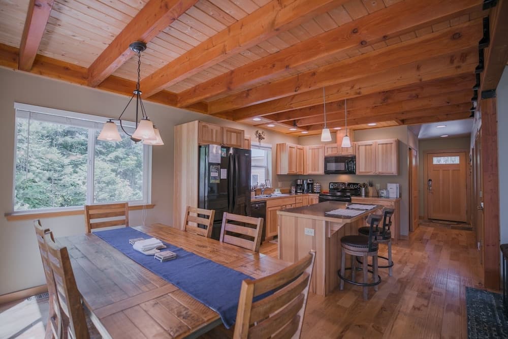 Paws In The Mountains 2 Bedroom Home by NW Comfy Cabins by RedAwning