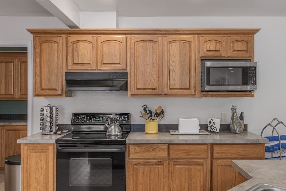 All Seasons Getaway 4 Bedroom Home by NW Comfy Cabins by RedAwning