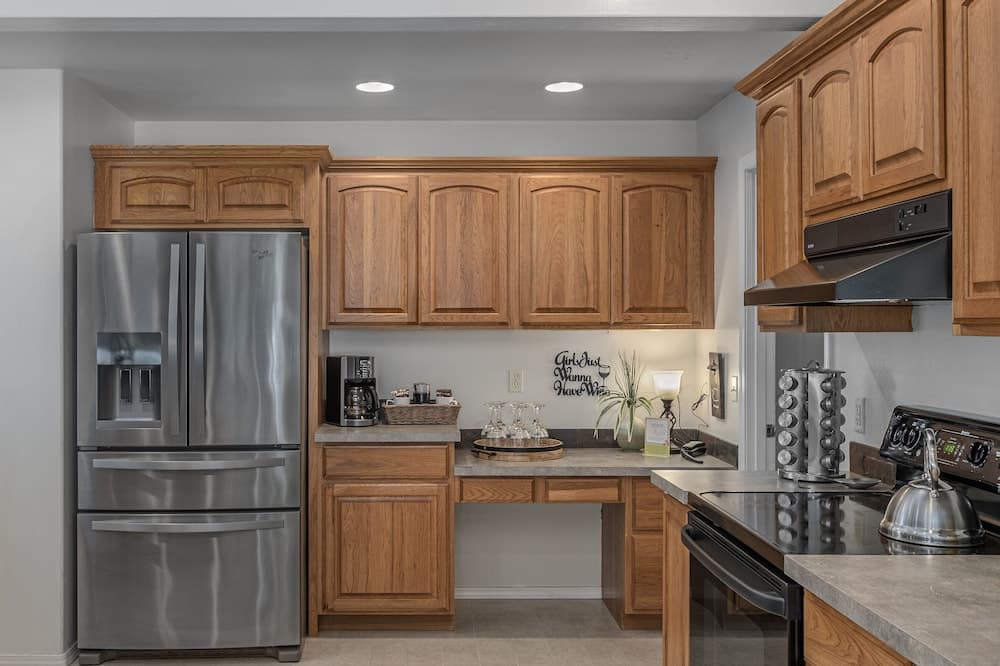 All Seasons Getaway 4 Bedroom Home by NW Comfy Cabins by RedAwning