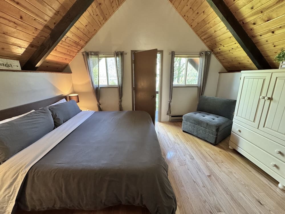 Otter Chalet On Fish Lake 4 Bedroom Home by NW Comfy Cabins by RedAwning