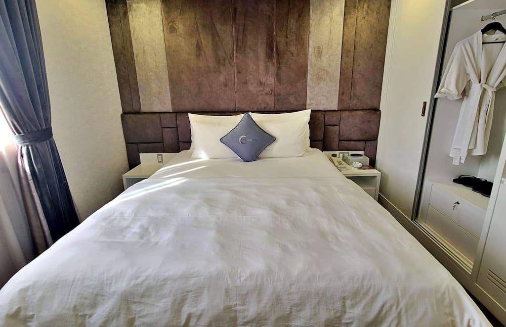 HANZ The Moon Hotel 3