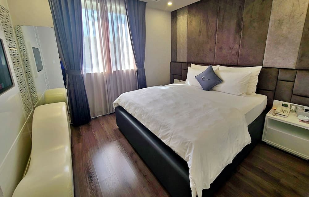 HANZ The Moon Hotel 3