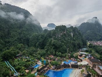 Mountain & Theme Park Views' Cozy Suite