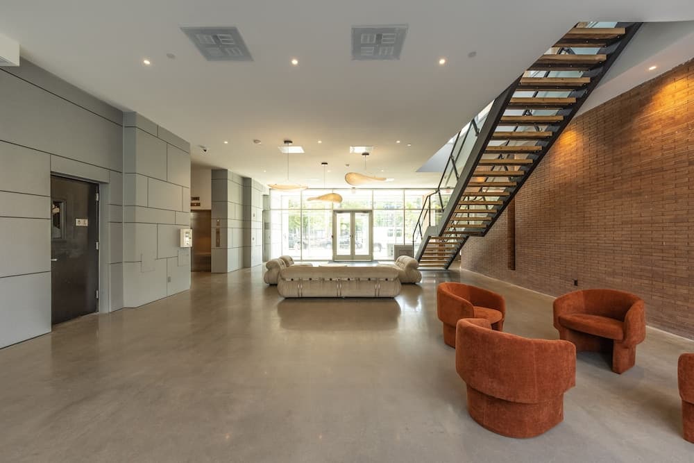 Airy 3 BR Flat w Shared Deck - gym - Mins to NYC