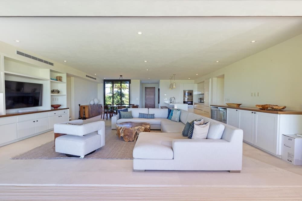 Sunny Vacation Condo 3