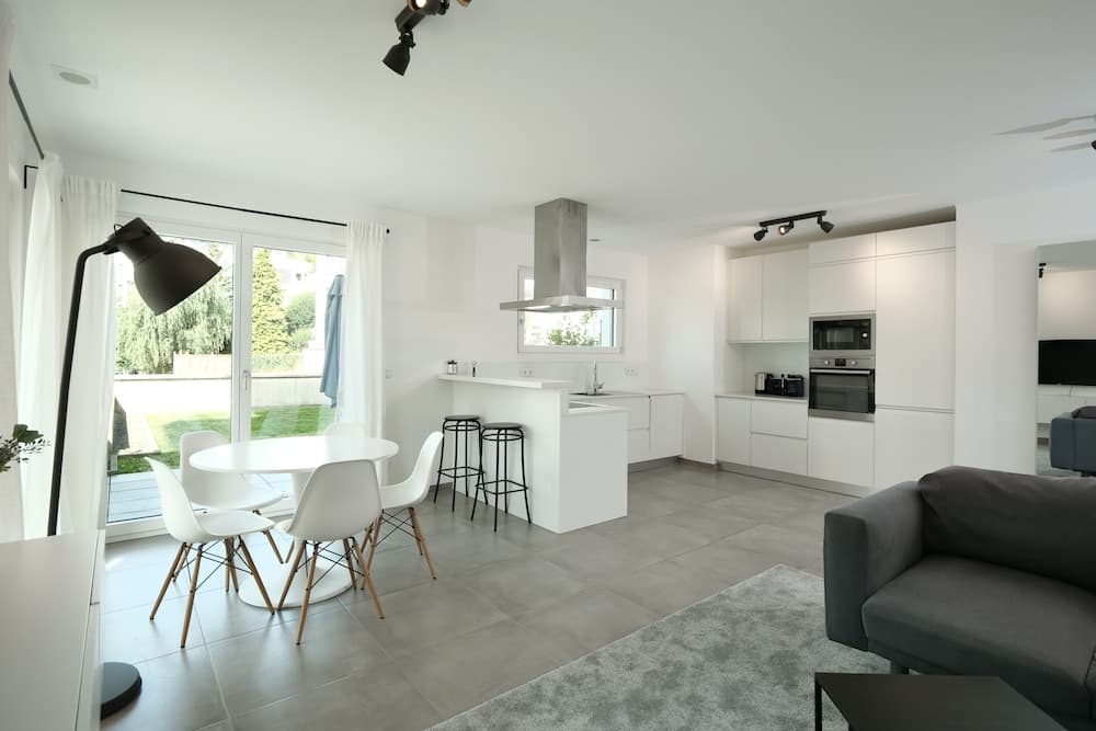 2BR Apt 100 m2 w Terrace Garden & Pkg