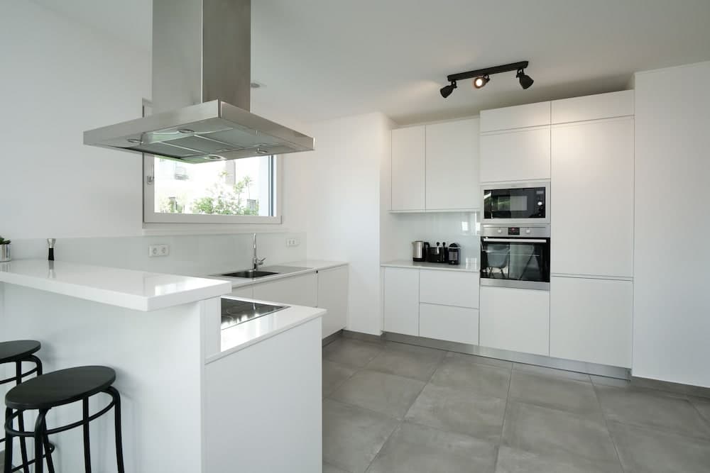 2BR Apt 100 m2 w Terrace Garden & Pkg