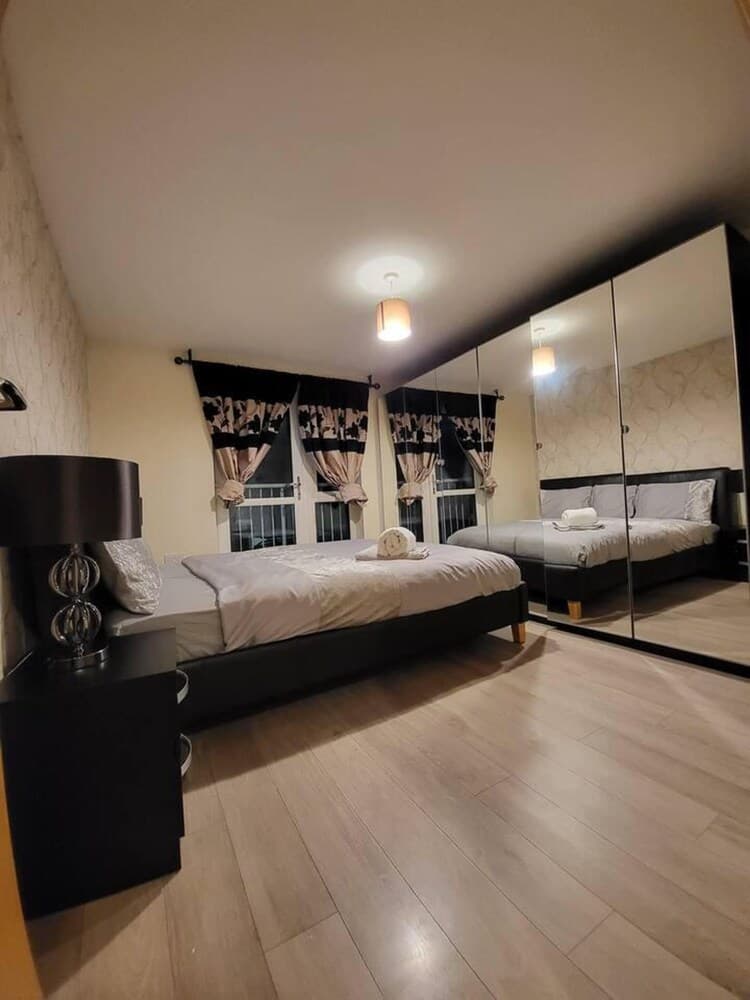 Lovely 4 Bedroom Home With Private Parking