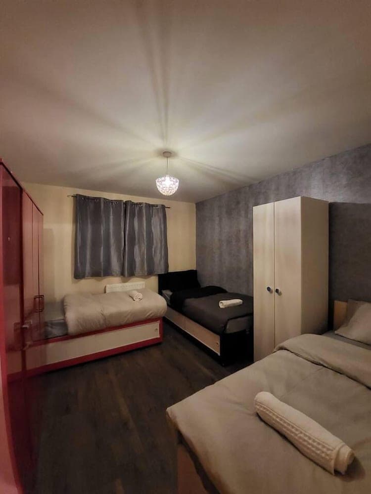 Lovely 4 Bedroom Home With Private Parking