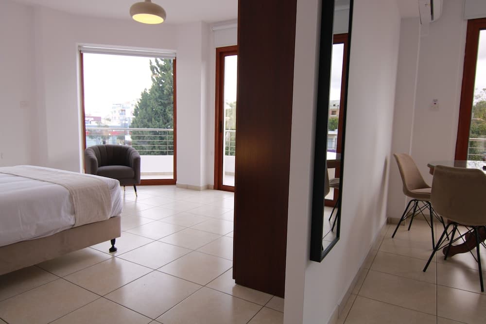 Phaedrus Living City Flat Palas 102