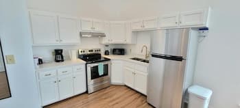 Harbor Getaway 2 Bedroom Home by Redawning