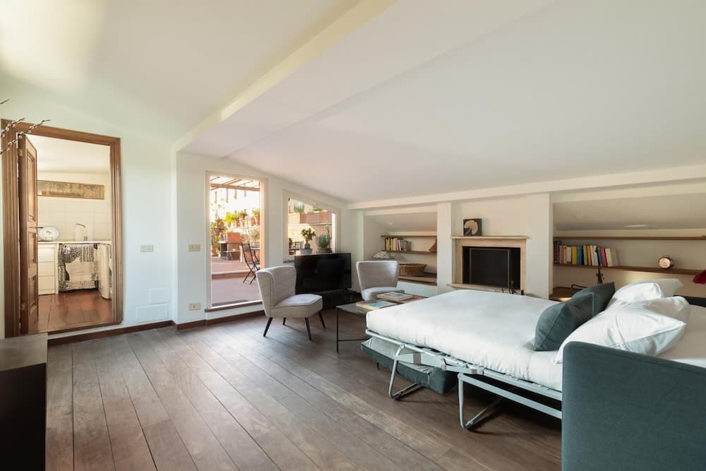 Bright and Comfy Terraced Garden Apartment