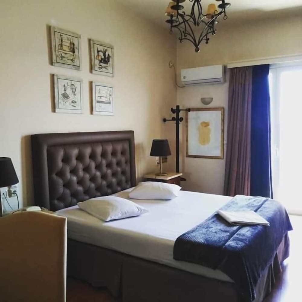 Hotel Queens Leriotis