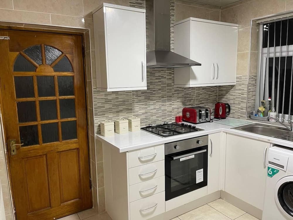 3-bed House - Sleeps 5 With Free Parking